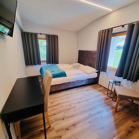 Glacier Rock Guesthouse Солда Екстериор снимка